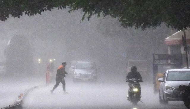 Maharashtra Rain : पुढील काही तासांत पावसाचं ‘महावादळ’, अनेक जिल्ह्यांना Red आणि Orange Alert